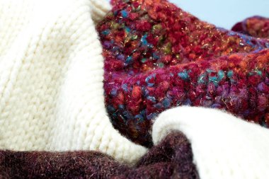 Yünlü yün kazaklar. Bir demet örülmüş kış, sonbahar giysileri, kazaklar, örgü giysileri, metin için yer.