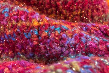 Yünlü yün kazaklar. Bir demet örülmüş kış, sonbahar giysileri, kazaklar, örgü giysileri, metin için yer.