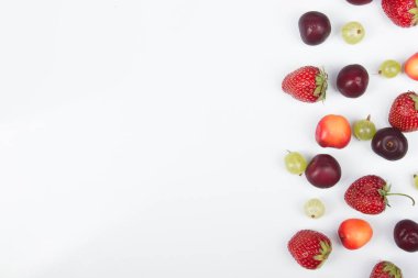 Çeşitli yaz taze çilek beyaz bir arka plan... Antioksidan, detoks diyet, organik meyve