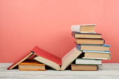 Açık kitap, ahşap masa üzerinde renkli ciltli kitap. Okula dönüş. Metin için yer kopyalayın. Eğitim iş kavramı