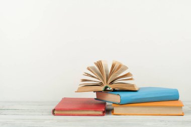 Açık kitap, ahşap masa üzerinde renkli ciltli kitap. Okula dönüş. Metin için yer kopyalayın. Eğitim iş kavramı