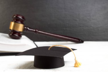 Hukuk konsepti, eğitim kavramı - Tahta hakimlerle dolu bir hukuk kitabı mahkeme salonunda ya da kolluk kuvvetleri ofisinde. Metin için alanı kopyala