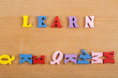 Ahşap arkaplan ile ilgili kelime renkli alfabe bloğu tahta harflerden oluşmuş, reklam metinleri için kopyalama alanı. İngilizce öğrenme kavramı