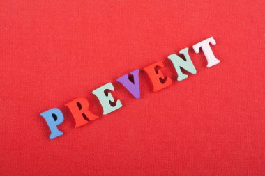 Kırmızı arkaplan ile ilgili kelimeler renkli alfabe bloğu tahta harflerden oluşmuş, reklam metinleri için kopyalama alanı. İngilizce öğrenme kavramı