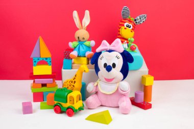 Kırmızı arkaplanda renkli oyuncaklar koleksiyonu