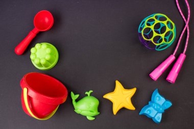 Çok renkli çocuk oyuncakları. Siyah bir arkaplanda.