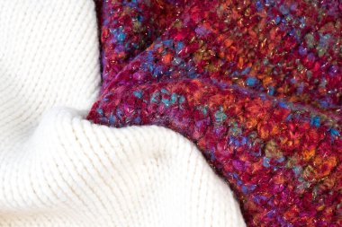 Yünlü yün kazaklar. Bir demet örülmüş kış, sonbahar giysileri, kazaklar, örgü giysileri, metin için yer.