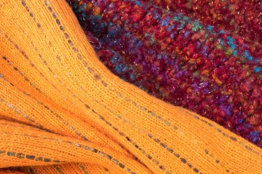 Yünlü yün kazaklar. Bir demet örülmüş kış, sonbahar giysileri, kazaklar, örgü giysileri, metin için yer.