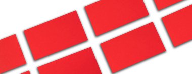 Beyaz desenli kağıt arkaplanda sıra sıra dizilmiş yatay kırmızı kartvizitlerin maketi. Pankart