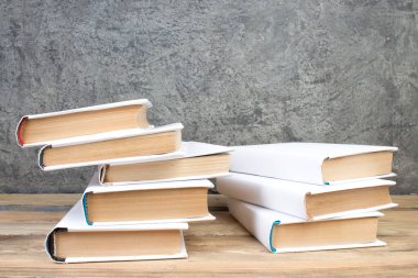 Açık kitap, gri beton arka plan kitapları. Okula dönelim. Eğitim. Metin için alanı kopyala