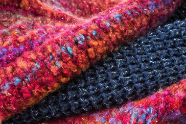 Yünlü yün kazaklar. Bir demet örülmüş kış, sonbahar giysileri, kazaklar, örgü giysileri, metin için yer.