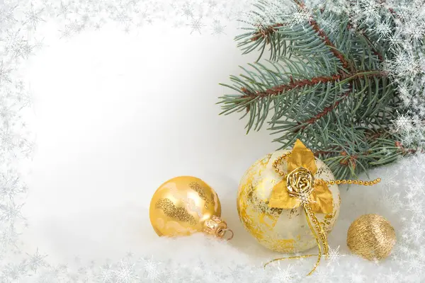 Beyaz bir arka plan izole üzerinde köknar dalları ve viburnum Noel topları Noel kompozisyonu