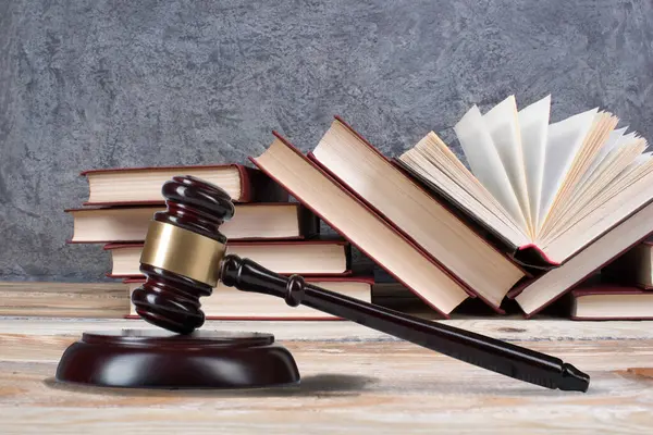 Hukuk ve adalet, yasallık kavramı, tahtanın ardındaki yargıç tokmak, hukuk ve eğitim kavramı