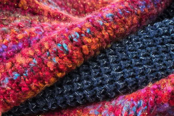 Yünlü yün kazaklar. Bir demet örülmüş kış, sonbahar giysileri, kazaklar, örgü giysileri, metin için yer.