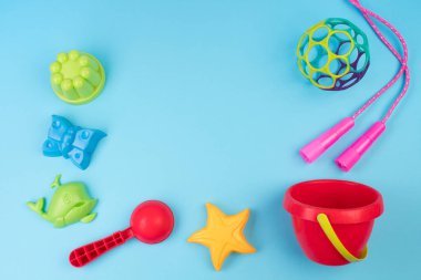 Çok renkli çocuk oyuncakları. Mavi bir arkaplanda.