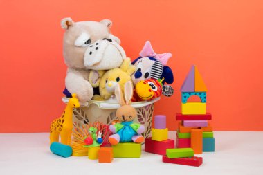 Turuncu arka planda renkli oyuncaklar koleksiyonu