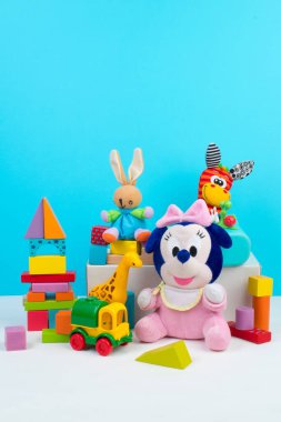 Mavi arkaplanda renkli oyuncaklar koleksiyonu