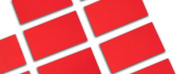 Beyaz desenli kağıt arkaplanda sıra sıra dizilmiş yatay kırmızı kartvizitlerin maketi. Pankart