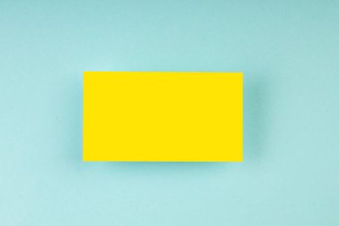 Renkli ve soyut bir geçmişi olan bir kartvizit. Şirket kırtasiye markası modeli. Uzayı metin için kopyala. Üst görünüm