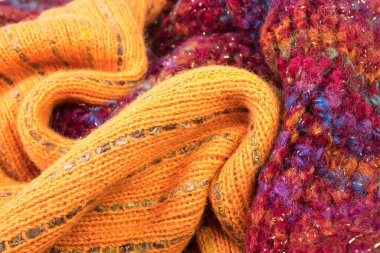 Yünlü yün kazaklar. Bir demet örülmüş kış, sonbahar giysileri, kazaklar, örgü giysileri, metin için yer.