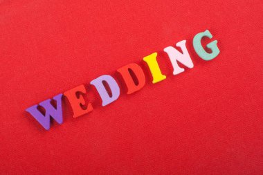 Kırmızı arkaplan ile ilgili kelimeler renkli alfabe bloğu tahta harflerden oluşmuş, reklam metinleri için kopyalama alanı. İngilizce öğrenme kavramı