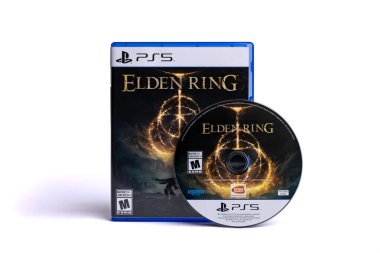 Springfield, MO ABD - 14 Haziran 2025: Elden Ring Playstation 5 video oyununun beyaz arka planında bir stüdyo fotoğrafı.