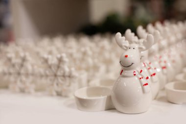 Beyaz komik noel geyiği arka planda