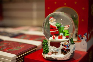 Arka planda komik noel babalar