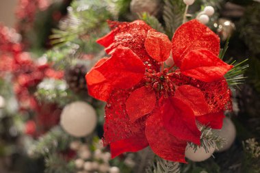 Noel Baba Noel Baba süslemesi. Ağaç ve karla.