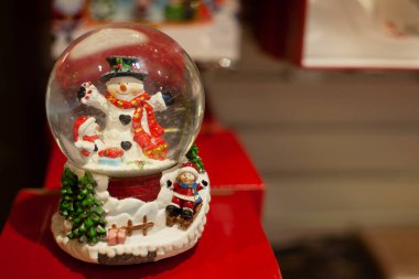 Noel dekorasyonunda tatlı kardan adam.