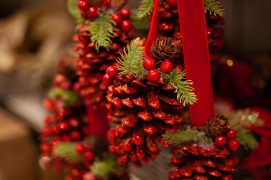 Noel Baba Noel Baba süslemesi. Ağaç ve karla.