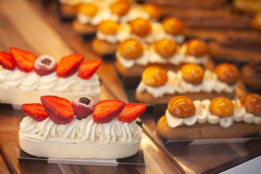 Lezzetli tatlı pasta, kek, meyveli bir Noel masası için kurabiyeler.