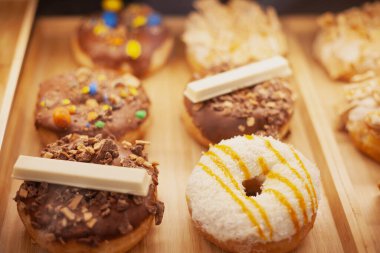 Lezzetli tatlı pasta, kek, meyveli bir Noel masası için kurabiyeler.