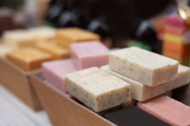 Masada güzel, renkli, güzel kokulu ve cilt dostu el yapımı sabun var.