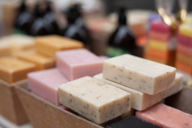 Masada güzel, renkli, güzel kokulu ve cilt dostu el yapımı sabun var.