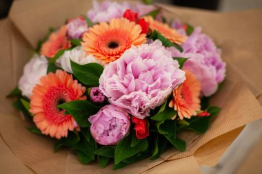 Güzel, parlak bahar çiçekleri beyaz güneşin ve yeşil doğanın arka planına karşı