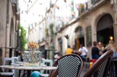 Fransa 'nın güneyinde güzel bir şehir manzarası, binalar ve eski tarz mimari ile arka plan