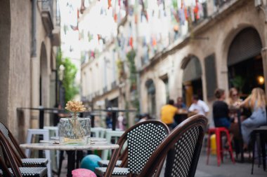 Fransa 'nın güneyinde güzel bir şehir manzarası, binalar ve eski tarz mimari ile arka plan
