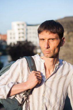 Neşeli, orta yaşlı, neşeli bir adam. Dışarıda güneşli bir günde.