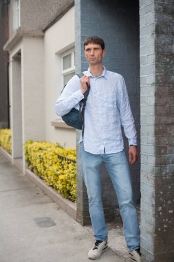 Neşeli, orta yaşlı, neşeli bir adam. Dışarıda güneşli bir günde.