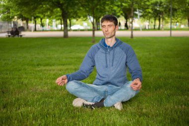 Neşeli, orta yaşlı, neşeli bir adam. Dışarıda güneşli bir günde.