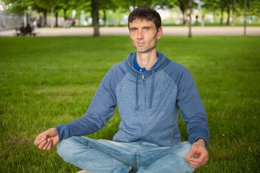 Neşeli, orta yaşlı, neşeli bir adam. Dışarıda güneşli bir günde.