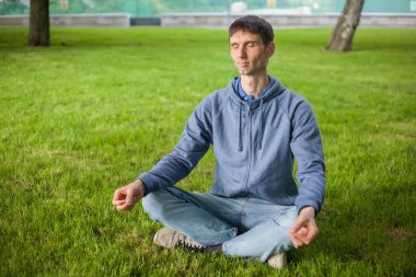 Neşeli, orta yaşlı, neşeli bir adam. Dışarıda güneşli bir günde.