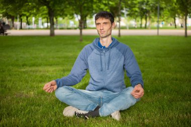 Neşeli, orta yaşlı, neşeli bir adam. Dışarıda güneşli bir günde.