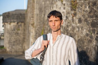 Neşeli, orta yaşlı, neşeli bir adam. Dışarıda güneşli bir günde.