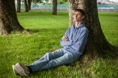 Neşeli, orta yaşlı, neşeli bir adam. Dışarıda güneşli bir günde.