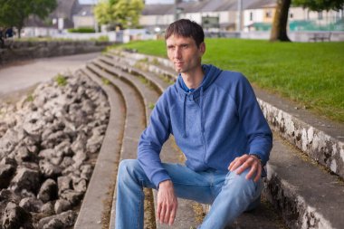 Neşeli, orta yaşlı, neşeli bir adam. Dışarıda güneşli bir günde.