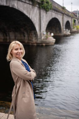 Odaklanan Orta yaşlı iş kadınları açık havada