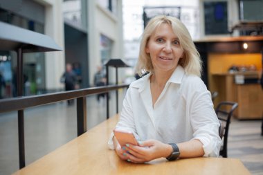 Odaklanan Orta yaşlı iş kadınları açık havada