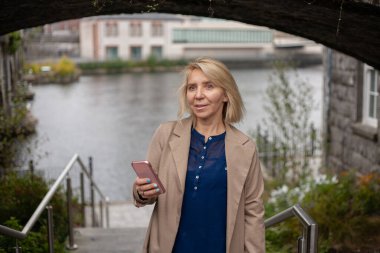 Odaklanan Orta yaşlı iş kadınları açık havada